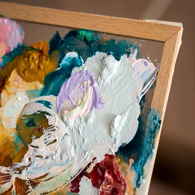 Lienzo con pintura al óleo aplicada con espátula en tonos blancos, turquesa y ocre, arte de portada de GRACIAS